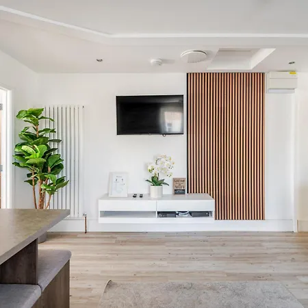 Spacious 2 Bed Contractor And Family Apartment, Whitehall, דירה *