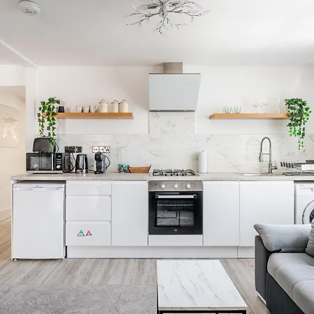Spacious 2 Bed Contractor And Family Apartment, Whitehall, דירה *