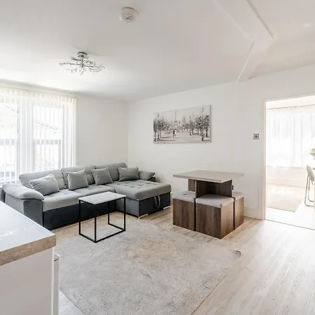 Spacious 2 Bed Contractor And Family Apartment, Whitehall, * בריסטול