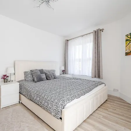 Spacious 2 Bed Contractor And Family Apartment, Whitehall, *