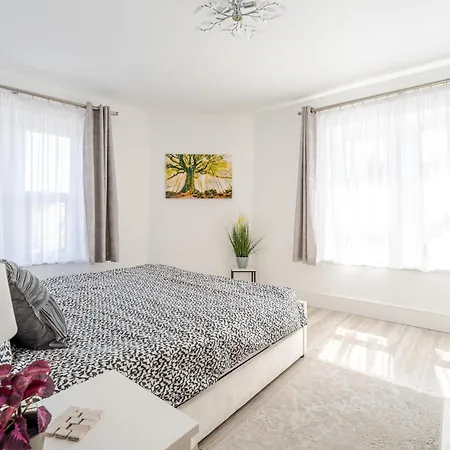 Spacious 2 Bed Contractor And Family Apartment, Whitehall, דירה