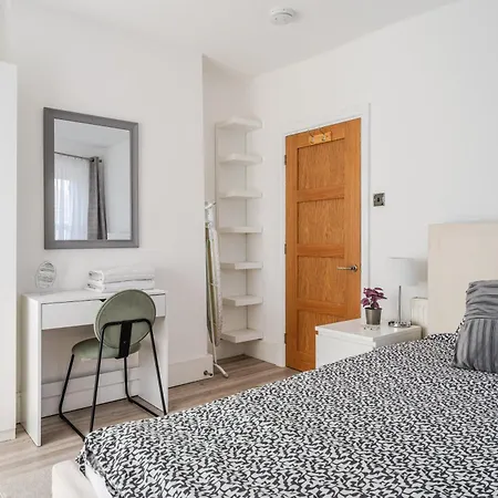 Spacious 2 Bed Contractor And Family Apartment, Whitehall, בריסטול