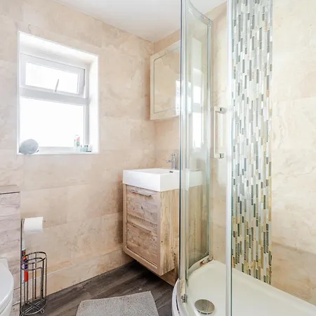 דירה Spacious 2 Bed Contractor And Family Apartment, Whitehall, *