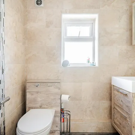 Spacious 2 Bed Contractor And Family Apartment, Whitehall, דירה בריסטול