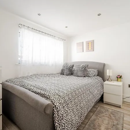 Spacious 2 Bed Contractor And Family Apartment, Whitehall, בריסטול