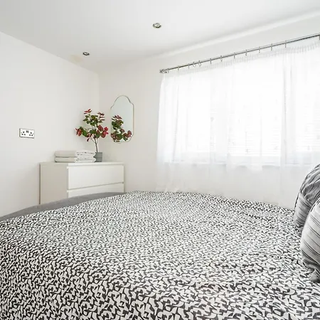Spacious 2 Bed Contractor And Family Apartment, Whitehall, דירה בריסטול