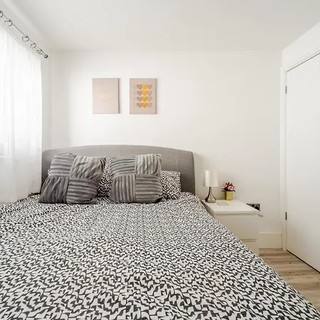 Spacious 2 Bed Contractor And Family Apartment, Whitehall, דירה בריסטול
